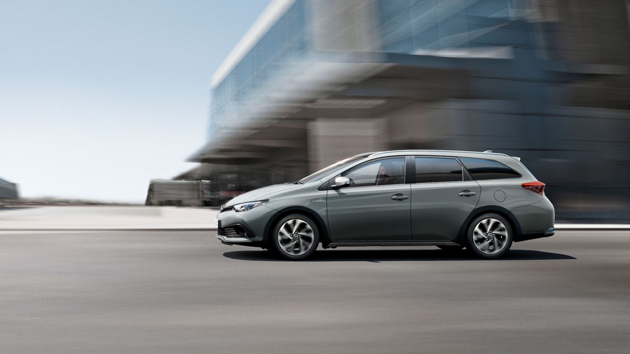 Auris TS gris en movimiento