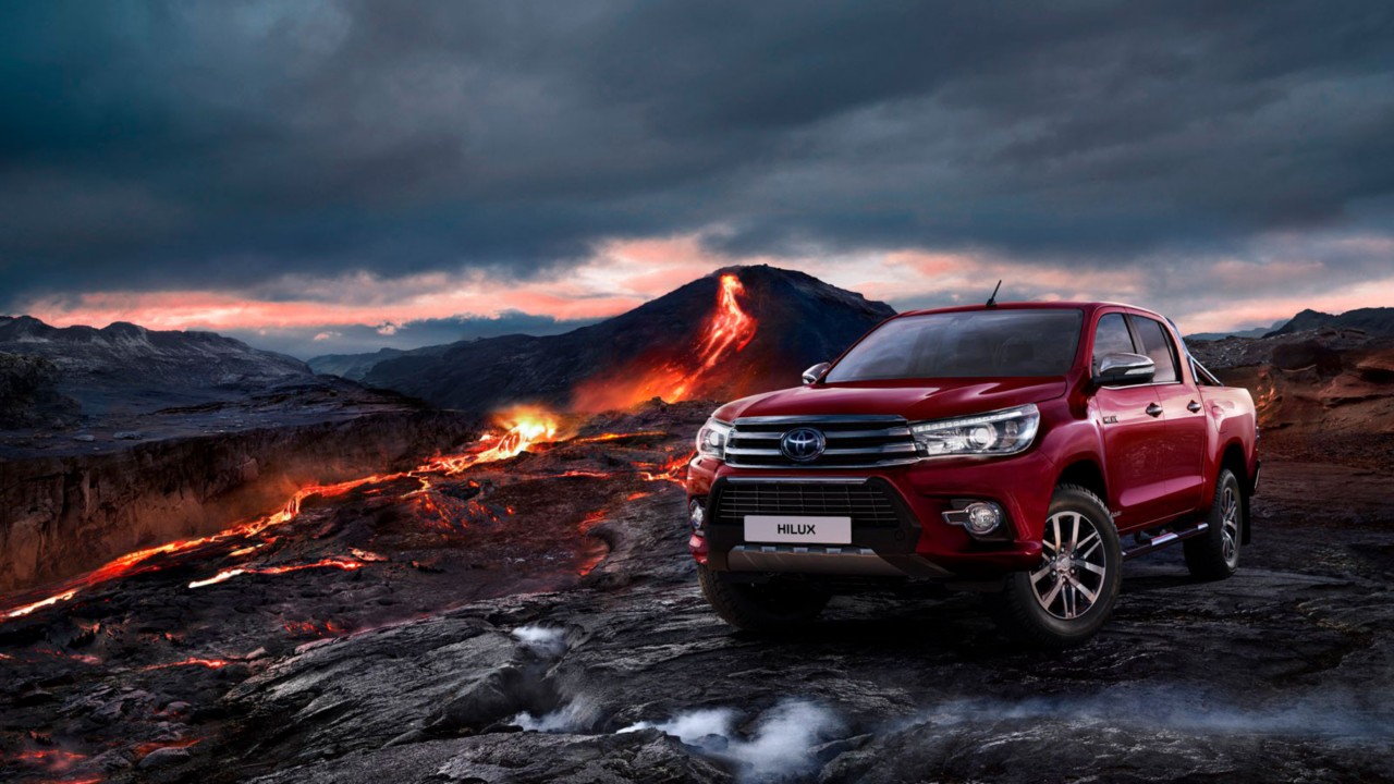 Toyota Hilux en una montaña