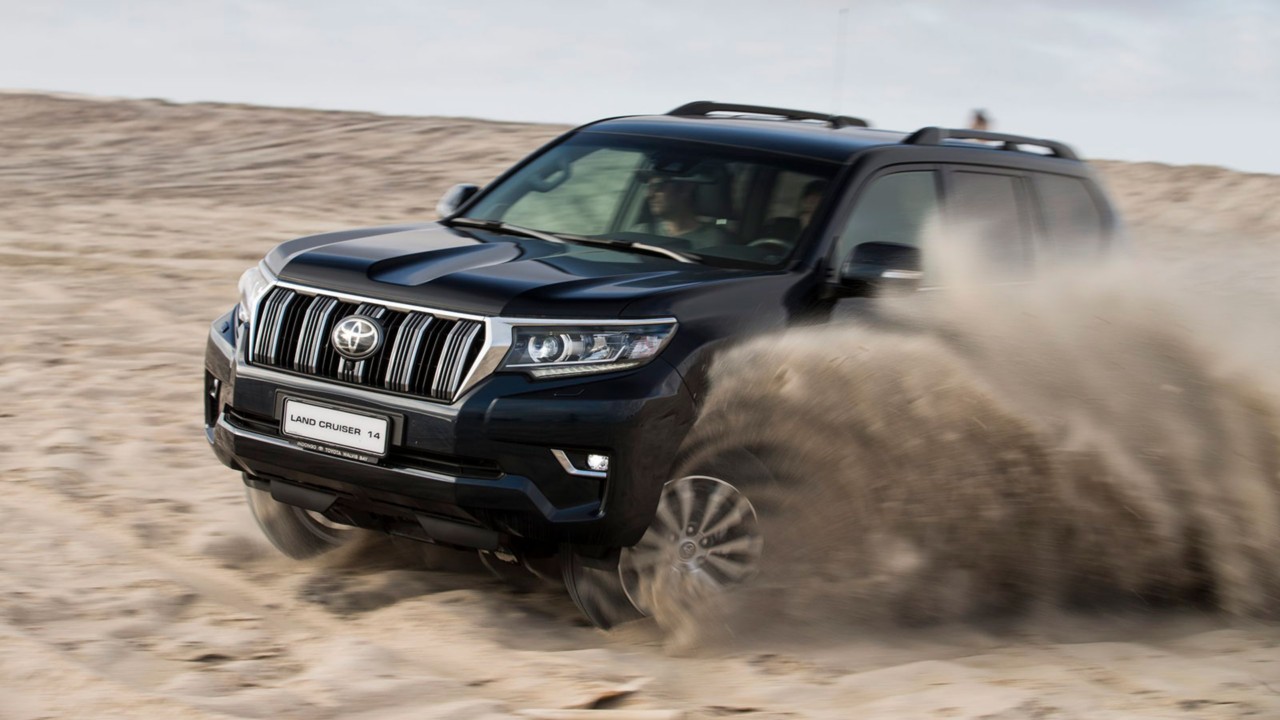 Land Cruiser circulando por el desierto
