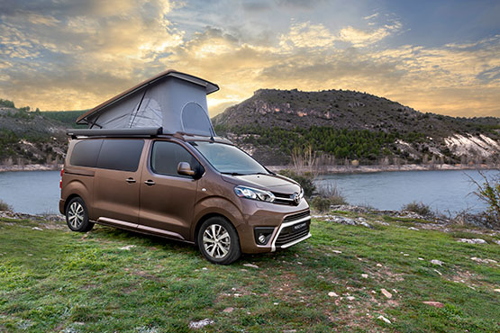 Camper de Toyota en el campo