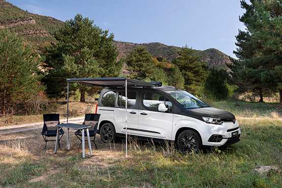 Camper de Toyota en el campo