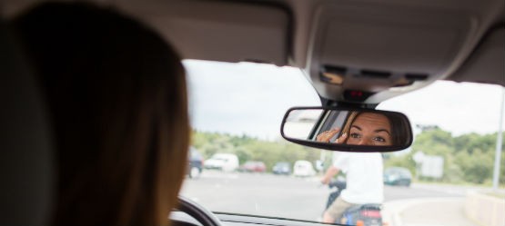 Maquillarse al volante está prohibido