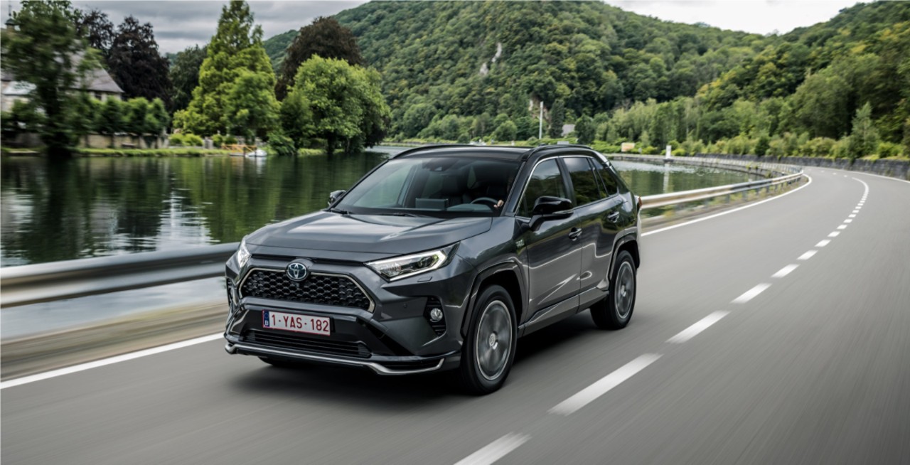 Carga de un híbrido enchufable Toyota