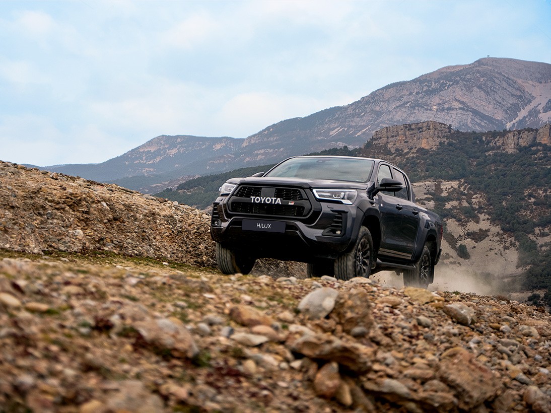 Toyota Hilux en una montaña