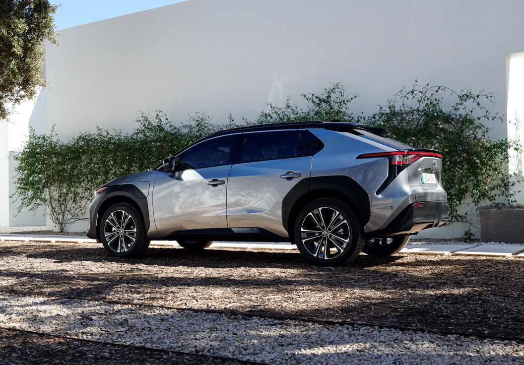 Estilo Toyota bZ4X